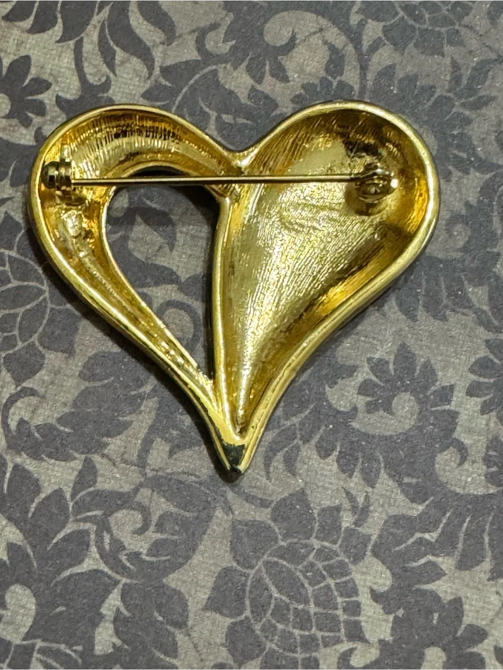 GOLD TONE HEART BROOCH
